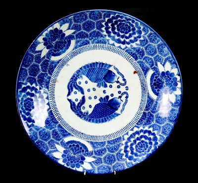 Lot 84 - A 19TH CENTURY CHINESE PORCELAIN CHARGER...