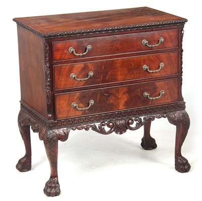 Lot 904 - A 20TH CENTURY GEORGE II STYLE FLAME MAHOGANY...