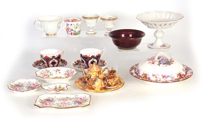 Lot 98 - A GROUP OF DECORATIVE CERAMICS AND CHINA...