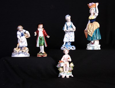 Lot 107 - A GROUP OF FIVE CONTINENTAL SMALL PORCELAIN...