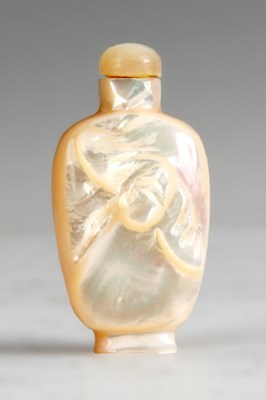 Lot 154 - A CHINESE PEARLISED HARD STONE SNUFF BOTTLE...