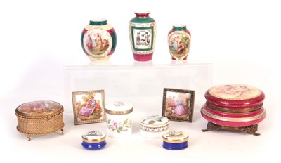 Lot 142 - A GROUP OF CONTINENTAL DECORATIVE WARES...