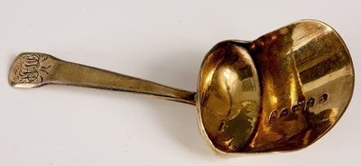 Lot 264 - A GEORGE III SILVER GILT CADDY SCOOP with...