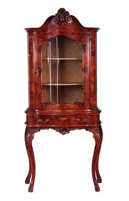 Lot 537 - AN EARLY 20TH CENTURY ITALIAN WALNUT AND...