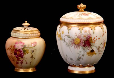 Lot 46 - A ROYAL WORCESTER SQUARE LOBED GILT AND...