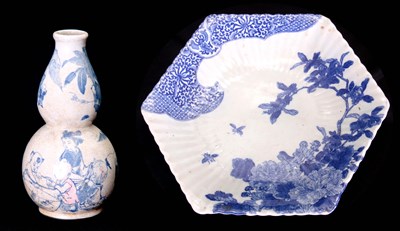 Lot 101 - AN ORIENTAL BLUE AND WHITE IMARI HEXAGONAL...