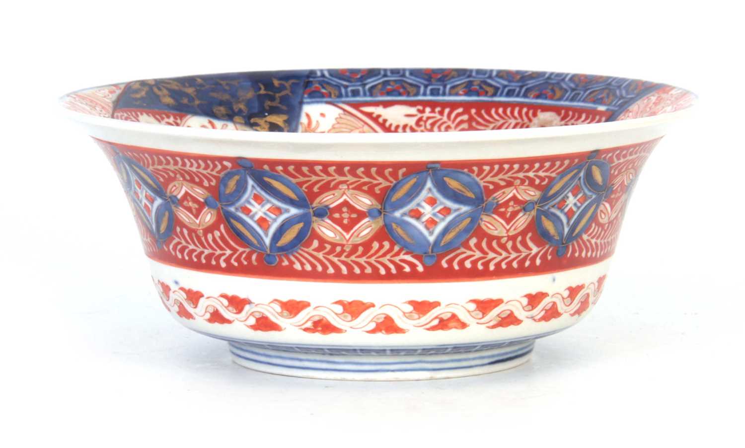 Lot 113 - AN IMARI DEEP FOOTED BOWL WITH EVERTED RIM