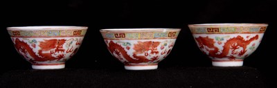 Lot 115 - A SET OF THREE 19TH CENTURY CHINESE TEA BOWLS...