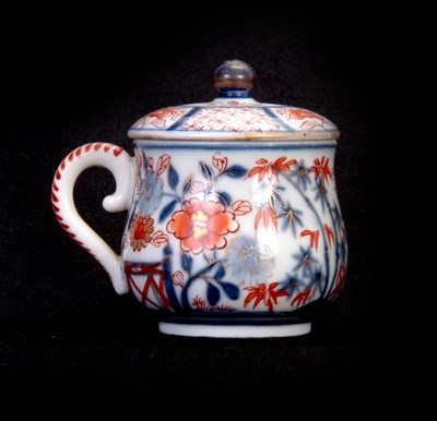 Lot 135 - AN ORIENTAL IMARI PATTERN SIDE HANDLED LIDDED...