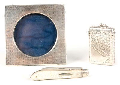 Lot 263 - THREE PIECES OF SILVER INCLUDING A SILVER...