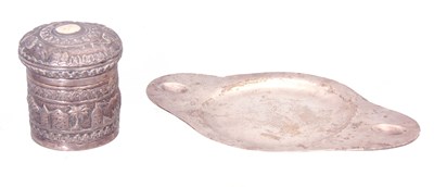 Lot 271 - A GEORGE VI SHALLOW SHAPED OVAL TWO-HANDLED...