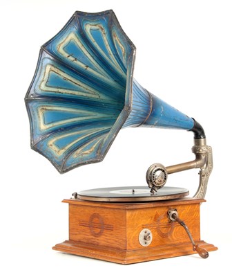 Lot 396 - AN EARLY 20TH CENTURY HORN GRAMOPHONE having...