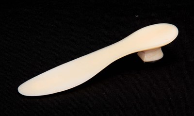 Lot 498 - AN 18TH CENTURY IVORY SHOE HORN SHAPED AS...