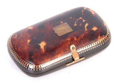 Lot 504 - A 19TH CENTURY TORTOISESHELL GOLD INLAID PURSE...