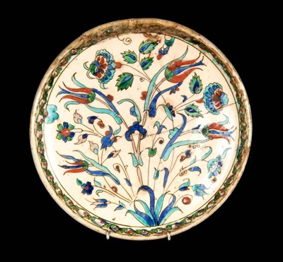 Lot 73 - A LATE 16TH/17TH CENTURY ISNIK DISH decorated...