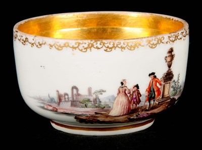 Lot 76 - AN 18TH CENTURY MEISSEN SMALL BOWL with gilded...