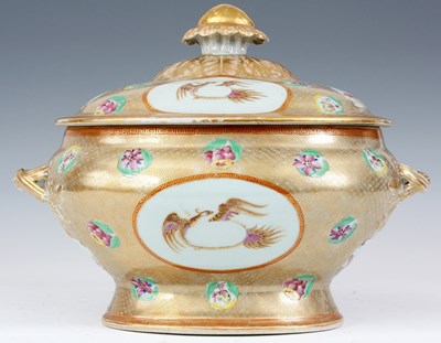 Lot 121 - AN EARLY 19TH CENTURY CHINESE GOLD GROUND...