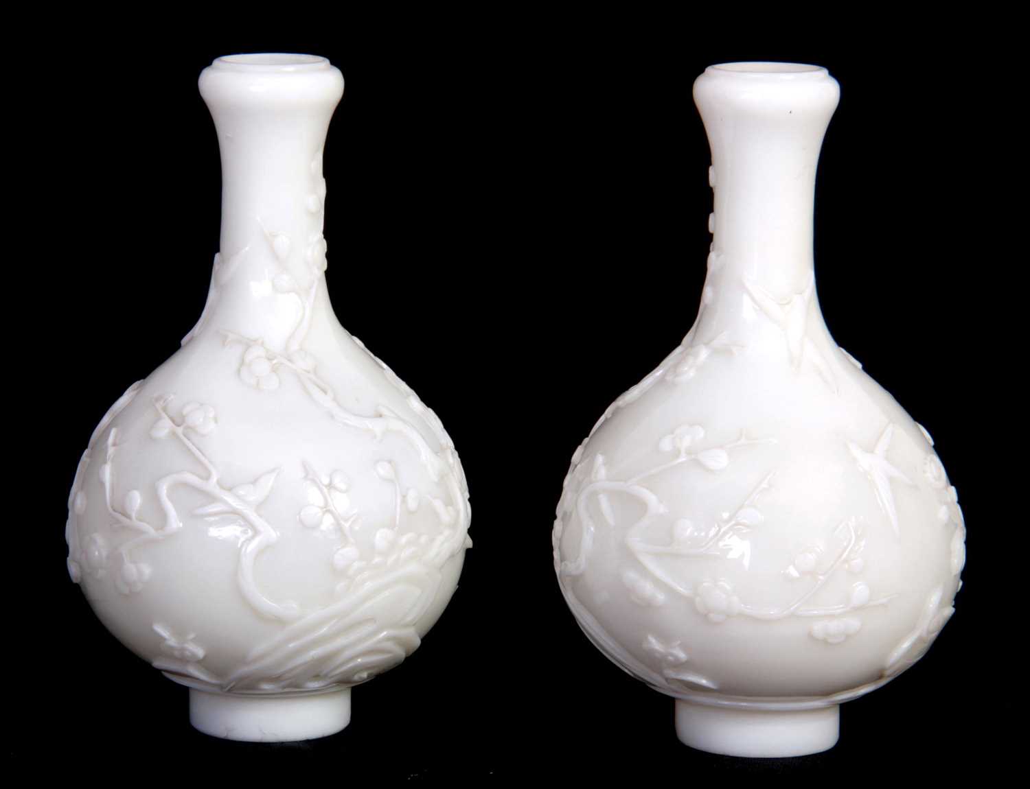 Lot 87 - A PAIR OF 19TH CENTURY CHINESE BULBOUS CAMEO