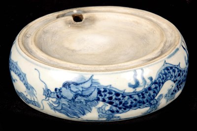 Lot 89 - A CHINESE QIANLONG BLUE AND WHITE PORCELAIN...