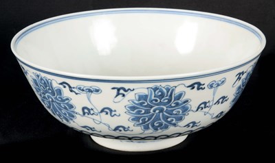 Lot 90 - AN EARLY CHINESE BLUE AND WHITE BOWL the body...