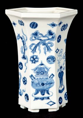 Lot 91 - A CHINESE BLUE AND WHITE HEXAGONAL SHAPED...