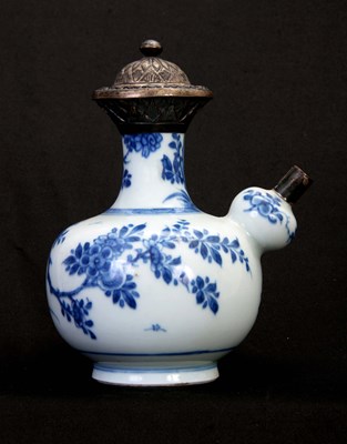 Lot 92 - A 19TH CENTURY BLUE AND WHITE ORIENTAL STYLE...