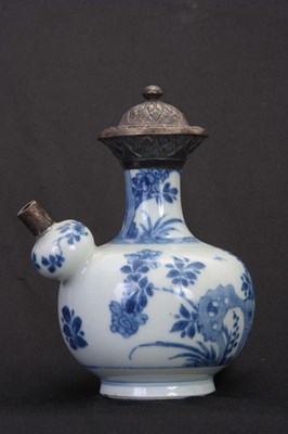 Lot 92 - A 19TH CENTURY BLUE AND WHITE ORIENTAL STYLE...