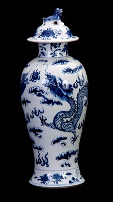 Lot 94 - A 19TH CENTURY BLUE AND WHITE CHINESE BALUSTER...