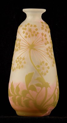 Lot 12 - GALLE. AN EARLY 20TH CENTURY GLASS CAMEO VASE...