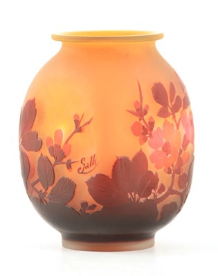 Lot 14 - GALLE. AN EARLY 20TH CENTURY GLASS CAMEO VASE...