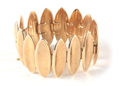 Lot 195 - A LADIES 9CT GOLD BRACELET with concave oval...