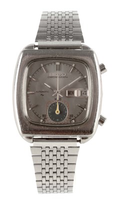 Lot 233 - A GENTLEMAN'S VINTAGE STEEL SEIKO CHRONOGRAPH...