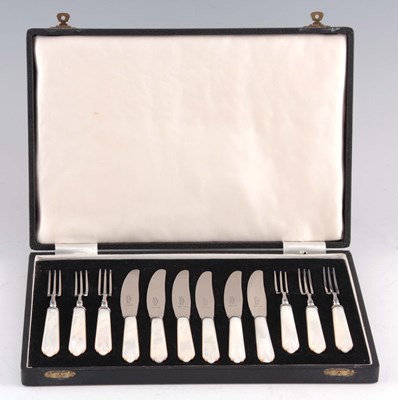 Lot 262 - A MID 20TH CENTURY CASED SET OF SIX MOTHER OF...