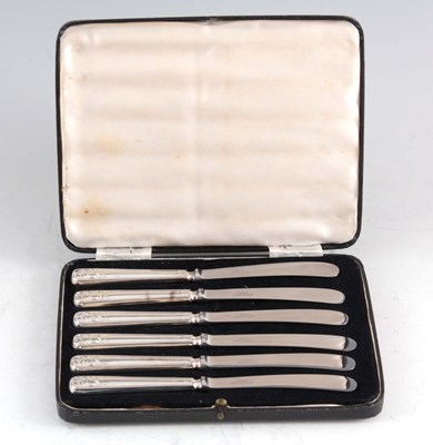 Lot 268 - A GEORGE V CASED SET OF SIX SILVER HANDLED...