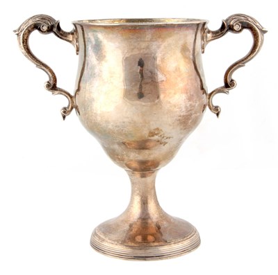 Lot 275 - A LATE 18TH CENTURY IRISH SILVER LOVING CUP...