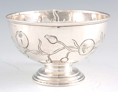 Lot 291 - AN EDWARD II ART NOUVEAU EMBOSSED FRUIT BOWL...