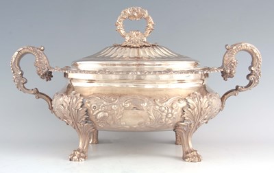 Lot 342 - A LARGE GEORGE IV SILVER SOUP TUREEN AND COVER...