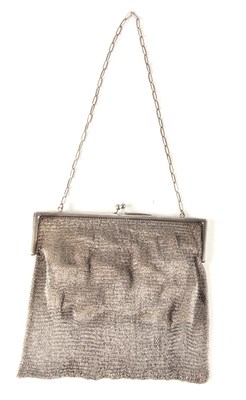 Lot 354 - AN EARLY 20TH CENTURY SILVER CHAINMAIL PURSE...