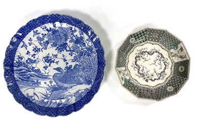 Lot 60 - A 19TH CENTURY CHINESE SCALLOPED EDGE BLUE AND...