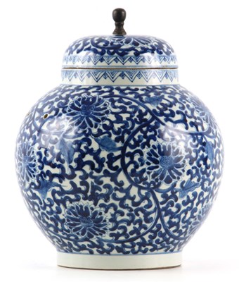 Lot 79 - A 19TH CENTURY CHINESE LARGE BLUE AND WHITE...