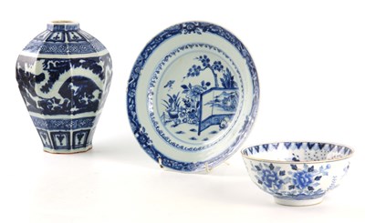 Lot 84 - AN 18TH CENTURY CHINESE BLUE AND WHITE PLATE,...