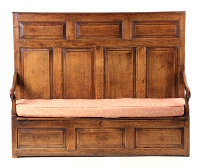 Lot 892 - AN EARLY 18TH CENTURY PANELLED OAK BOX SETTLE...