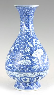 Lot 111 - A CHINESE PORCELAIN BLUE AND WHITE VASE with...