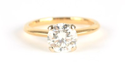 Lot 244 - A LADIES 1.5CT SOLITAIRE DIAMOND RING the...