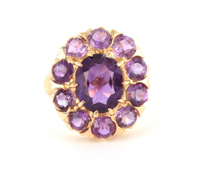 Lot 249 - A LADIES 9CT YELLOW GOLD AMETHYST CLUSTER RING...