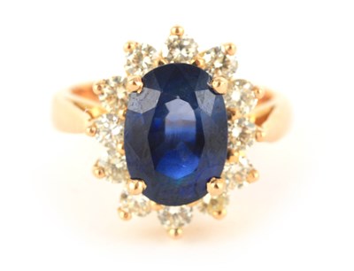 Lot 254 - A LADIES 18CT YELLOW GOLD SAPPHIRE AND DIAMOND...