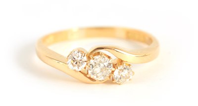 Lot 258 - A LADIES 18CT YELLOW GOLD THREE STONE DIAMOND...