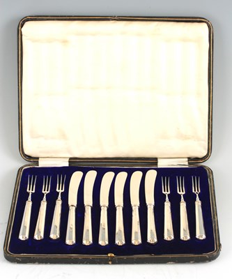 Lot 309 - A GEORGE V CASED SET OF SIX SILVER HANDLED...