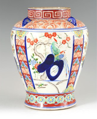 Lot 90 - AN 18TH CENTURY JAPANESE IMARI VASE painted...