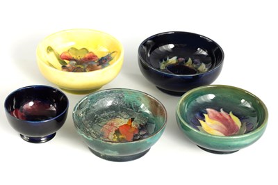 Lot 102 - A COLLECTION OF MOORCROFT SMALL BOWLS...